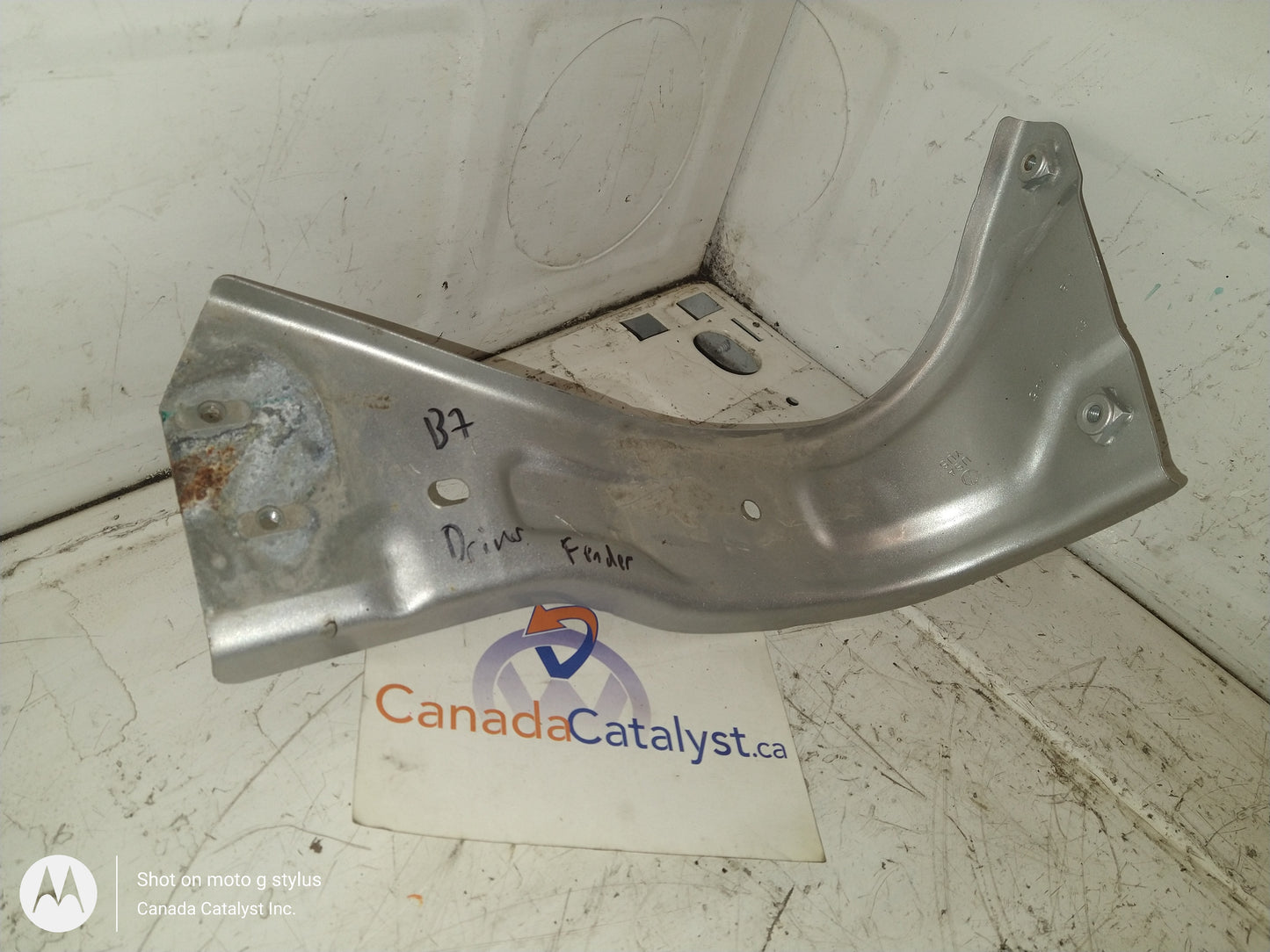 B7 fender driver BRACKET 561621135