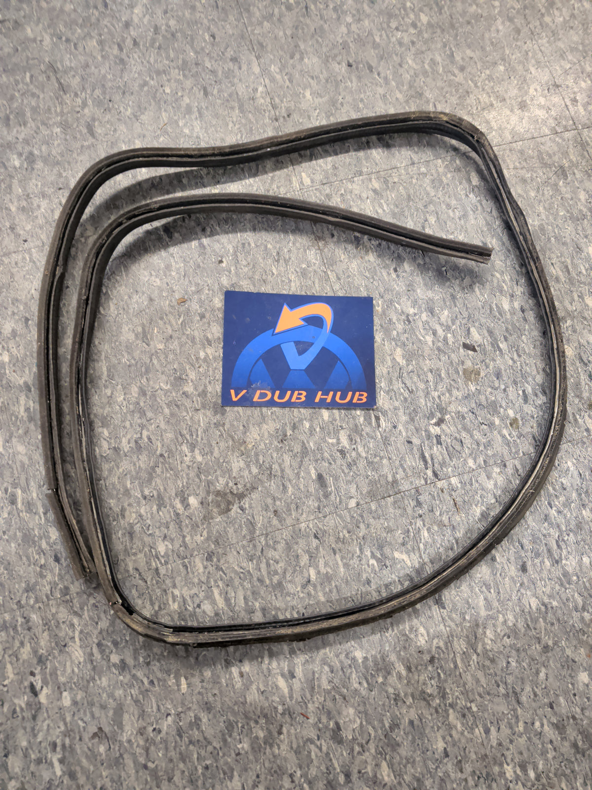 Cabriolet hatch seal