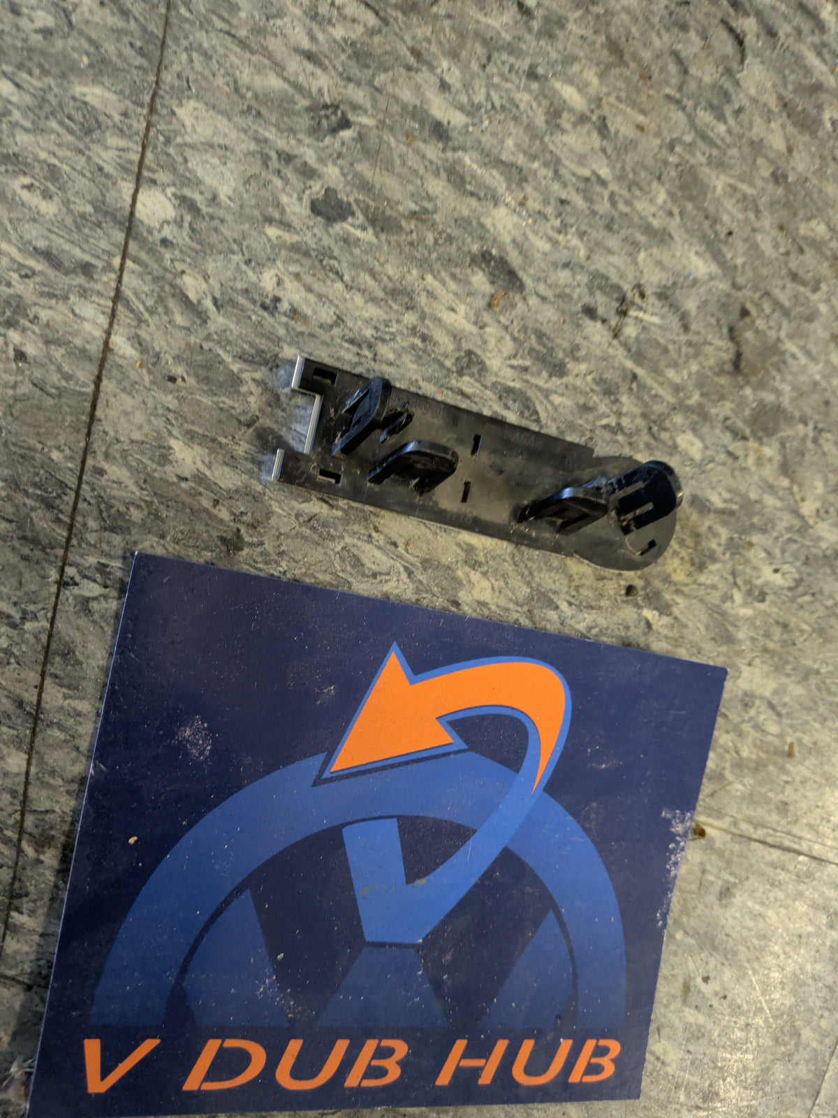 5G0853679Q mk7 GTI grill emblem