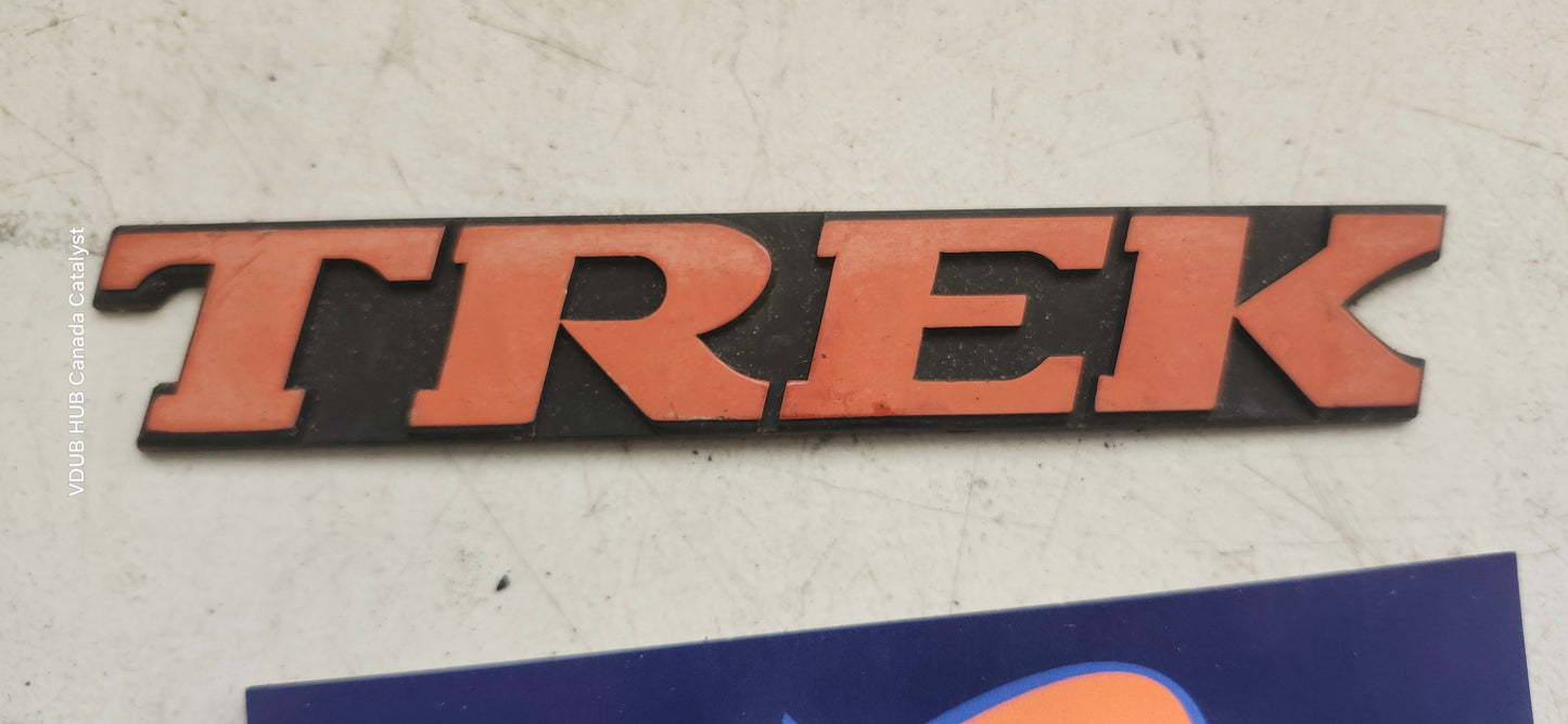 Emblem - TREK 1HM853675 BE