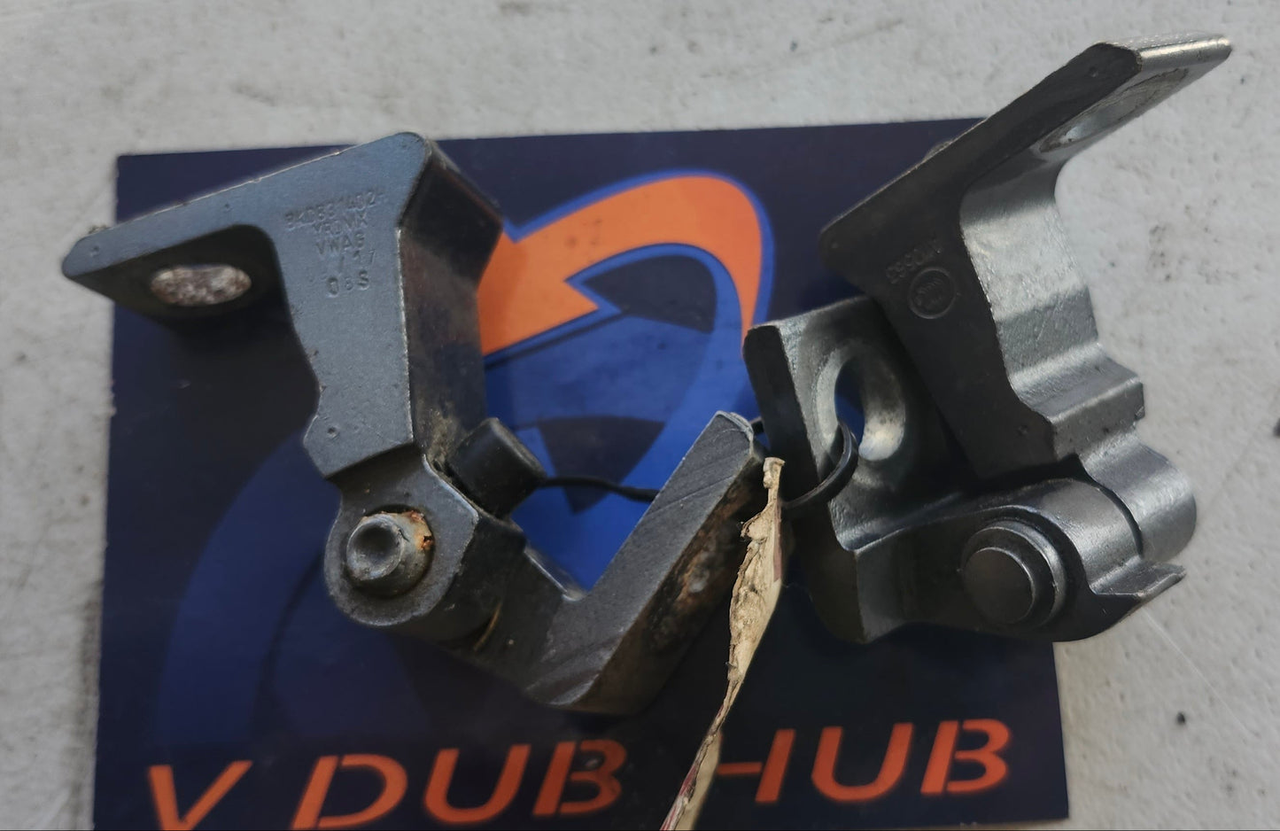 MK6.5 Passenger Front Door Hinge Set 8K0831402H 8K0831402G