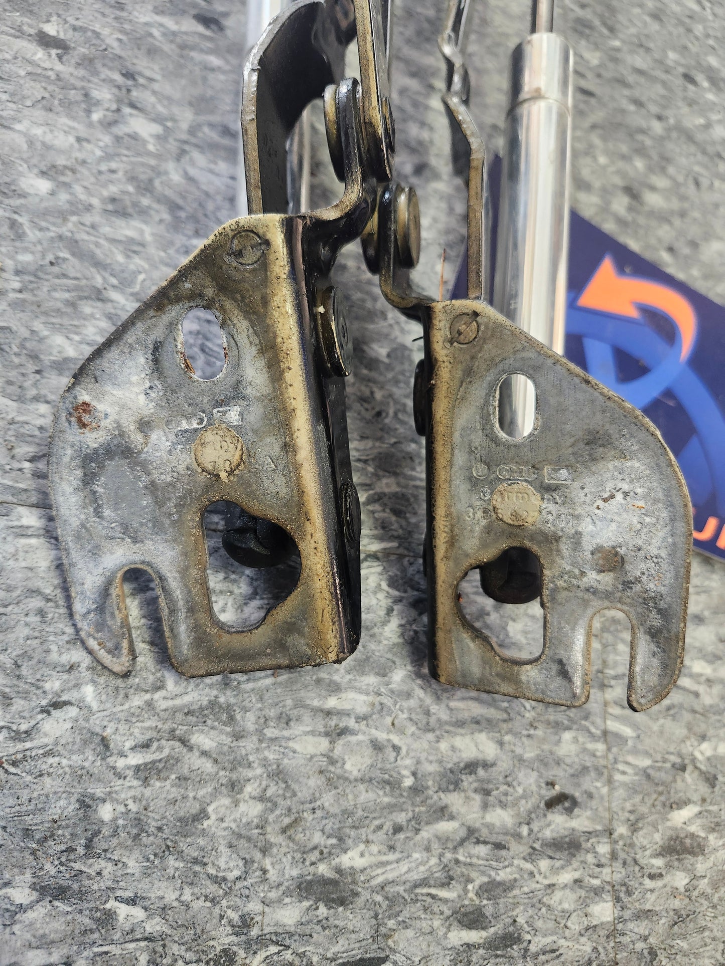 B5 MK4 TRUNK HINGE SET 3B5827301A 3B5827302A