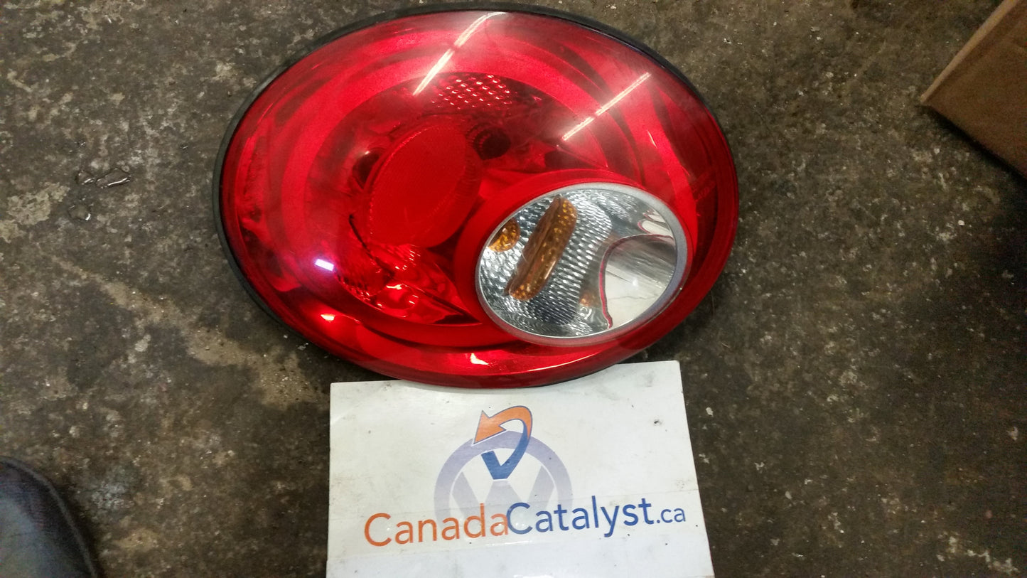 06-10 New Beetle Driver TAIL LIGHT