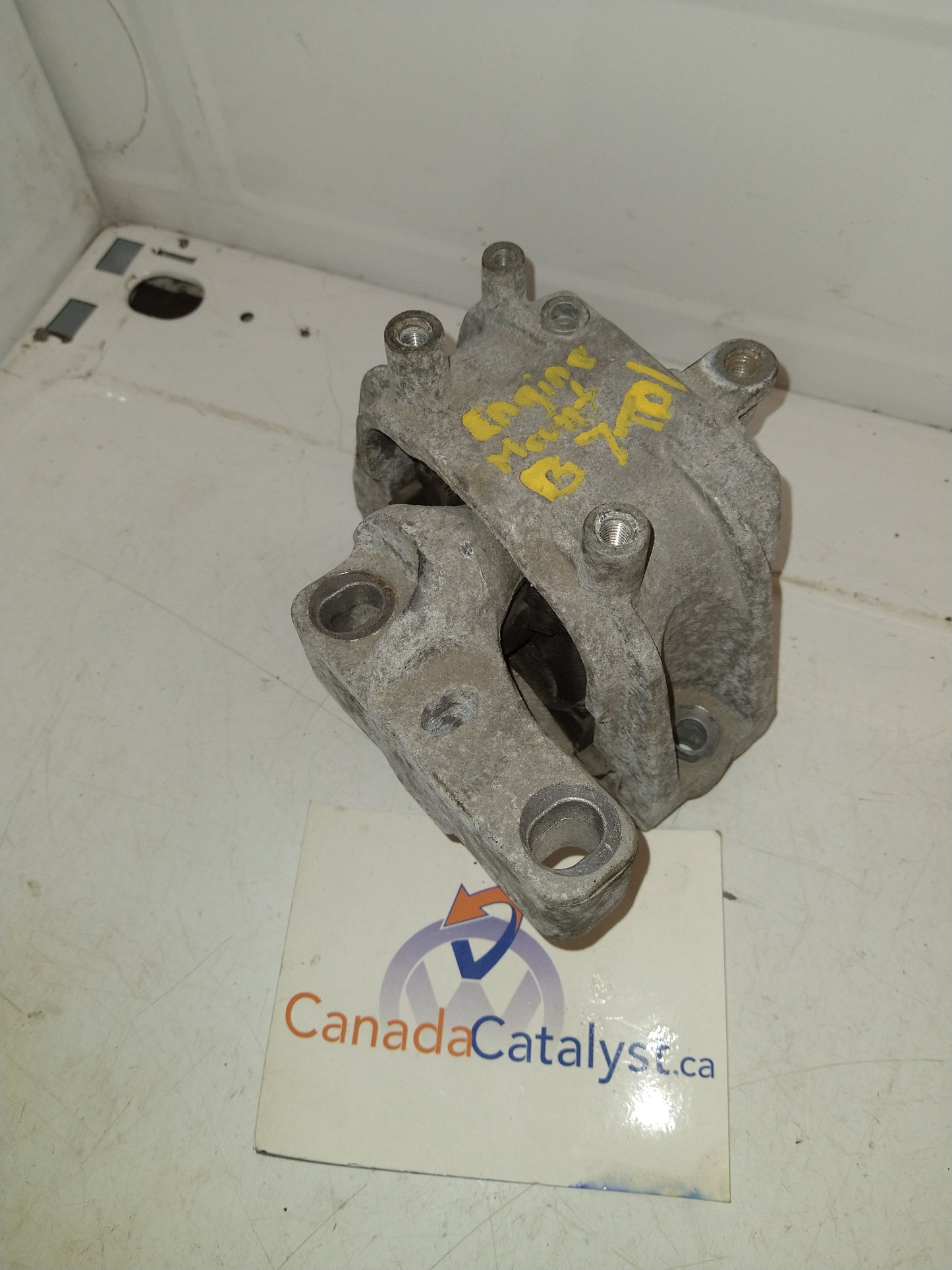 B7 Body Side Engine MOUNT