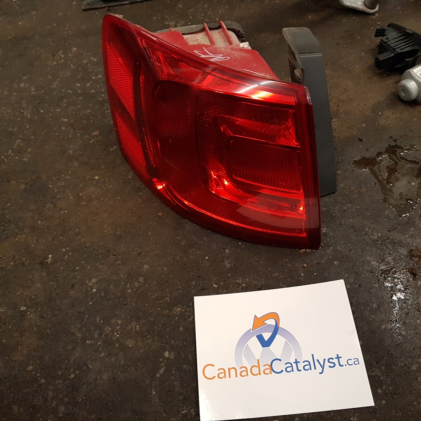 MK6 Jetta Driver Quarter Panel Mounted TAIL LIGHT