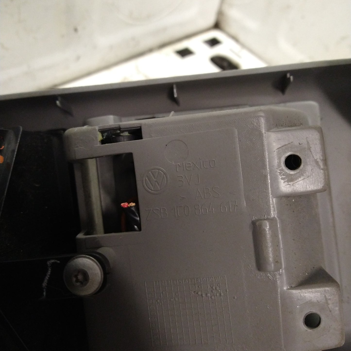 2004 2005 New Beetle Rear CONSOLE