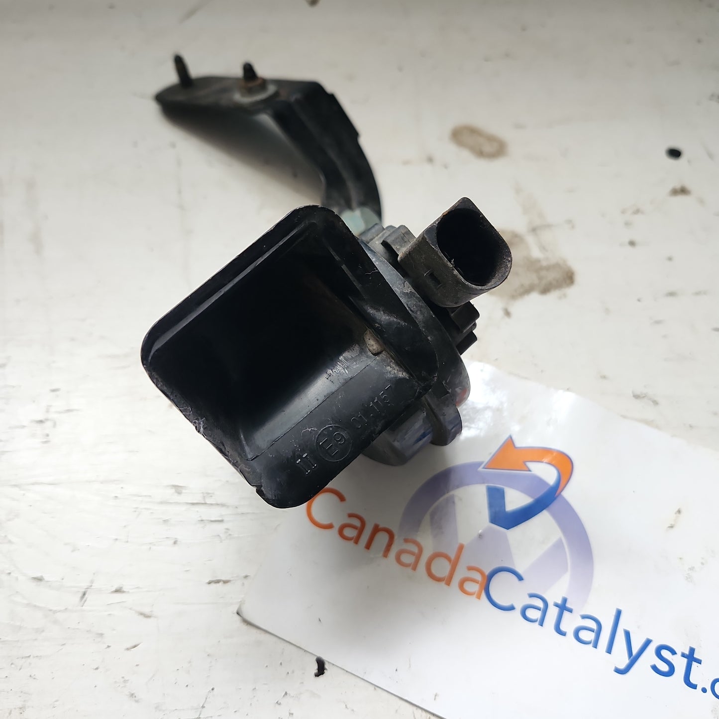 B5 MK5 MK6 BOSCH HORN (low note) with bracket