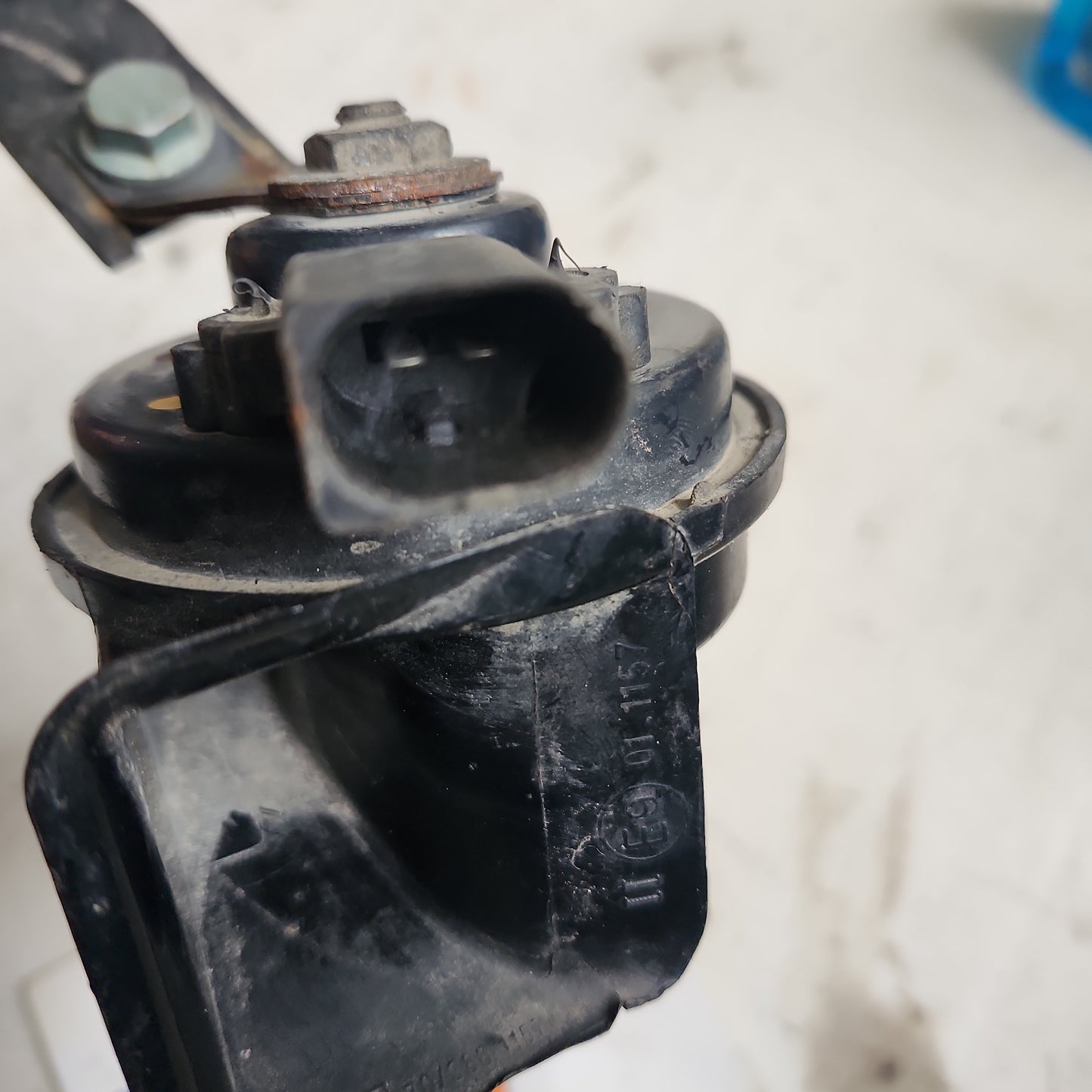 B5 MK5 MK6 BOSCH HORN (low note) with bracket