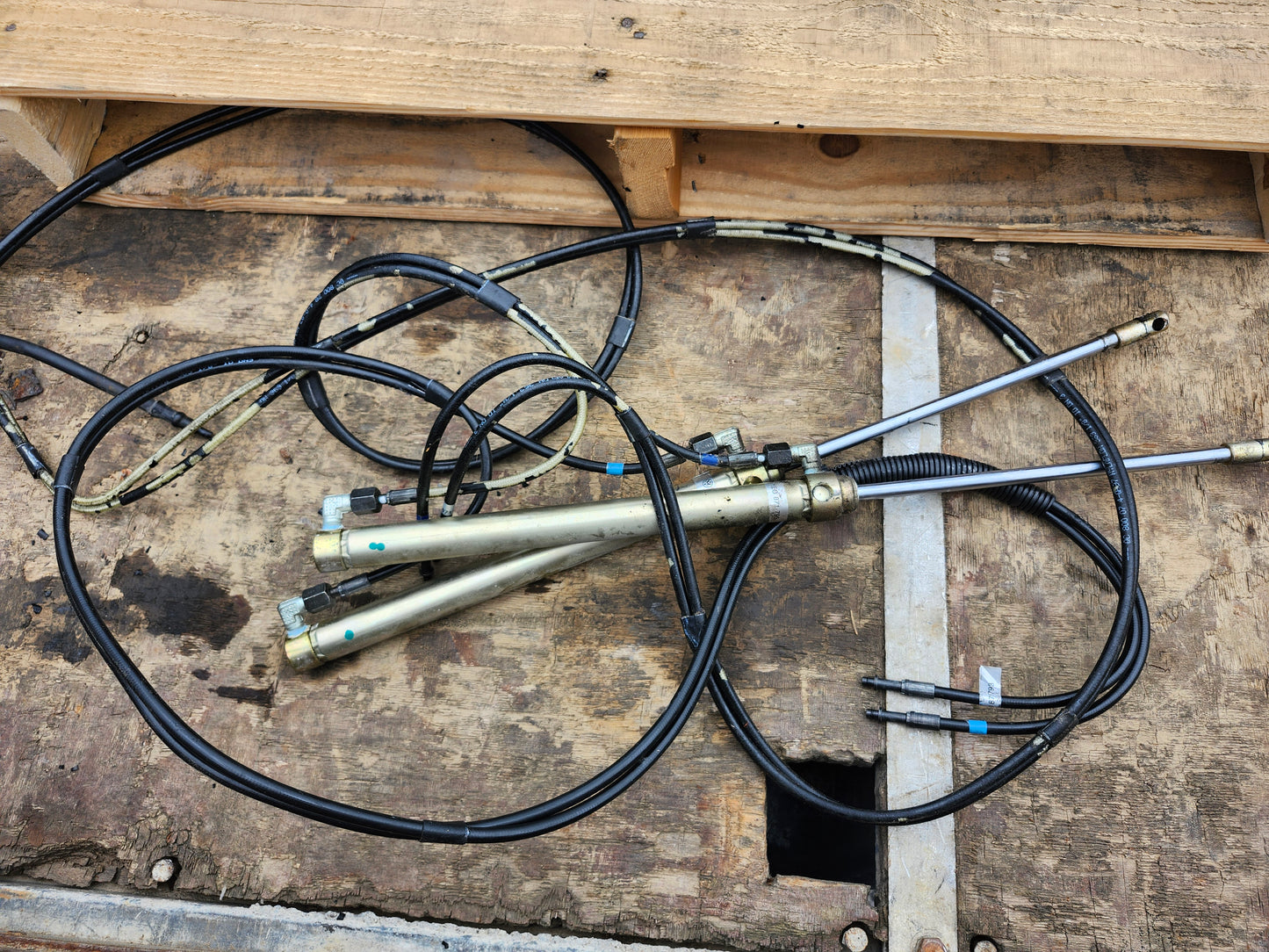 Cabrio lift cylinders and lines
