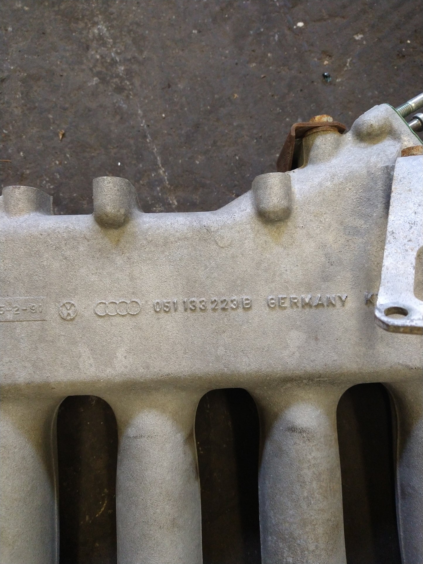 B3/MK2 1.8L 16V Upper Intake Manifold 051133223B