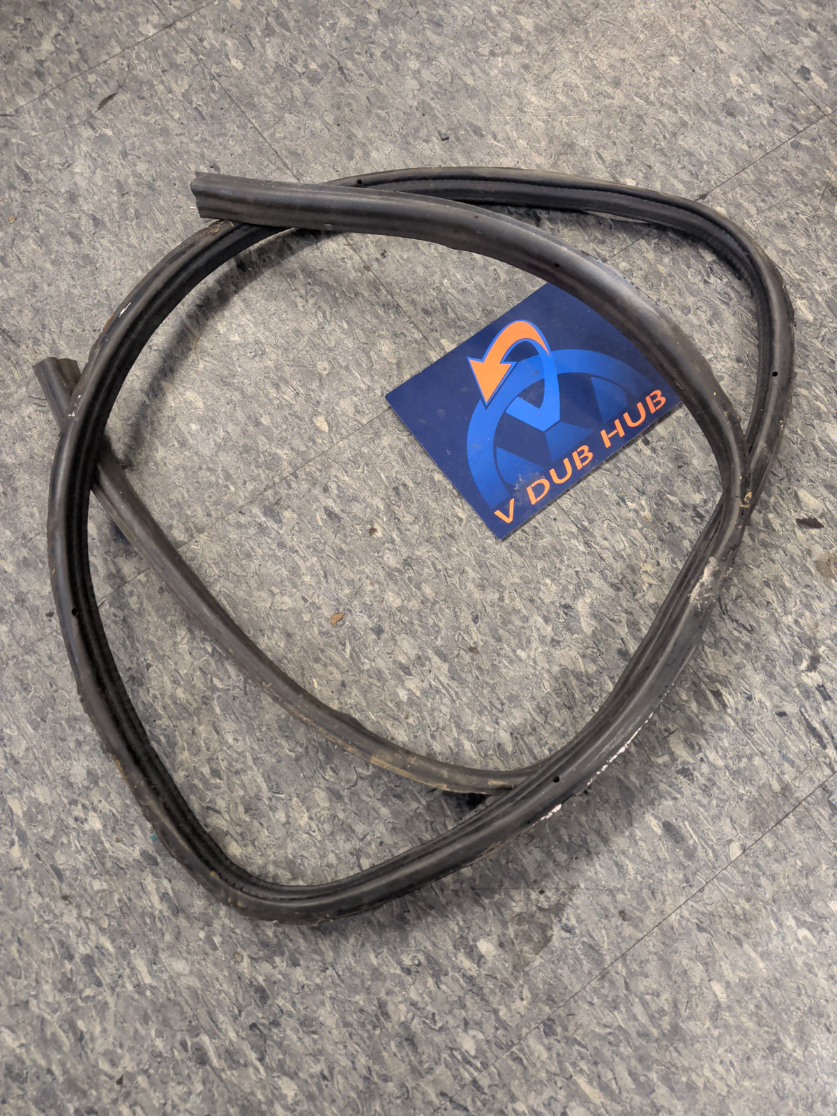Cabriolet hatch seal