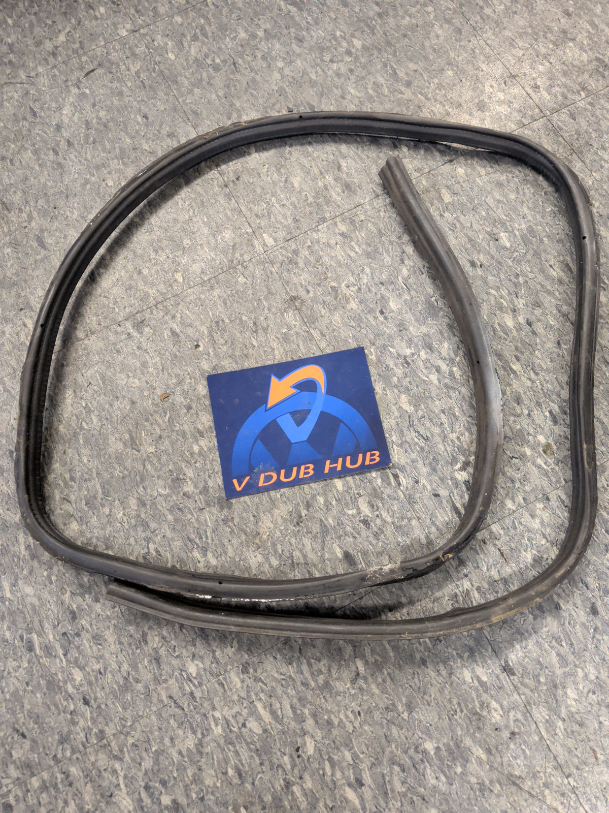 Cabriolet hatch seal