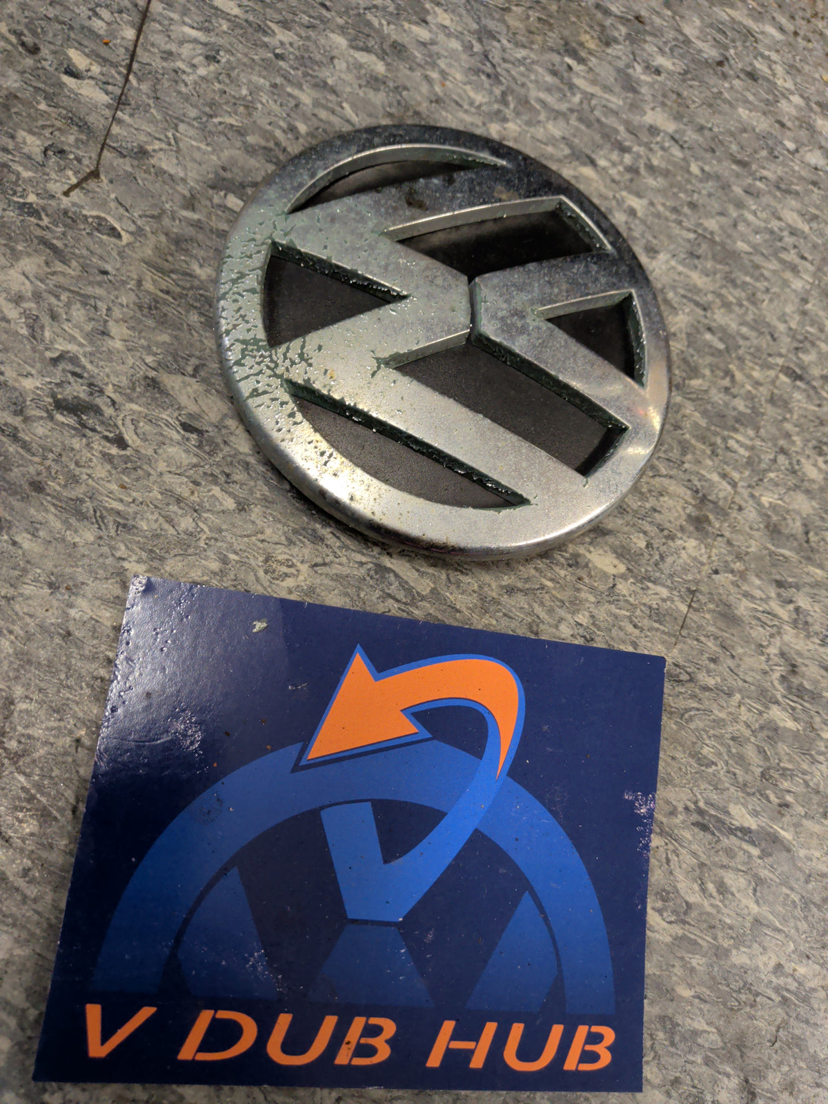 Golf CITY front emblem 1JE853601