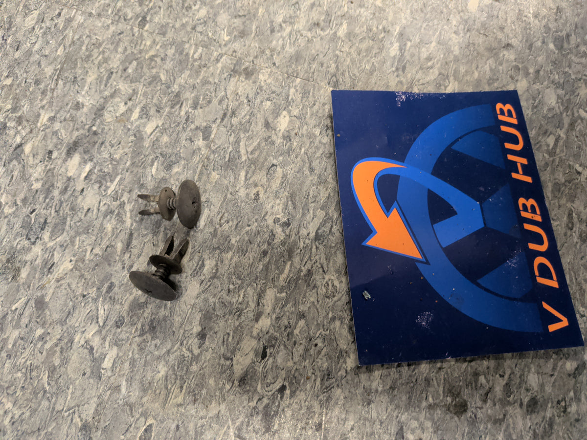 Mk3 cowl clip / screw