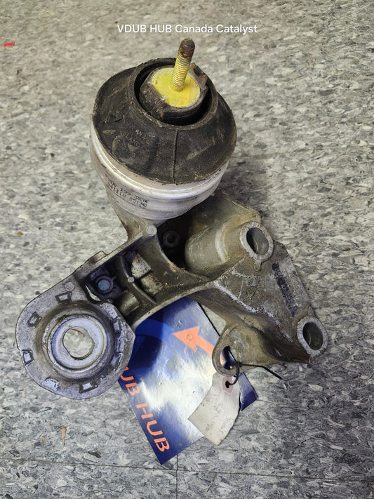 B5 PASSENGER ENGINE MOUNT 8E0199352D