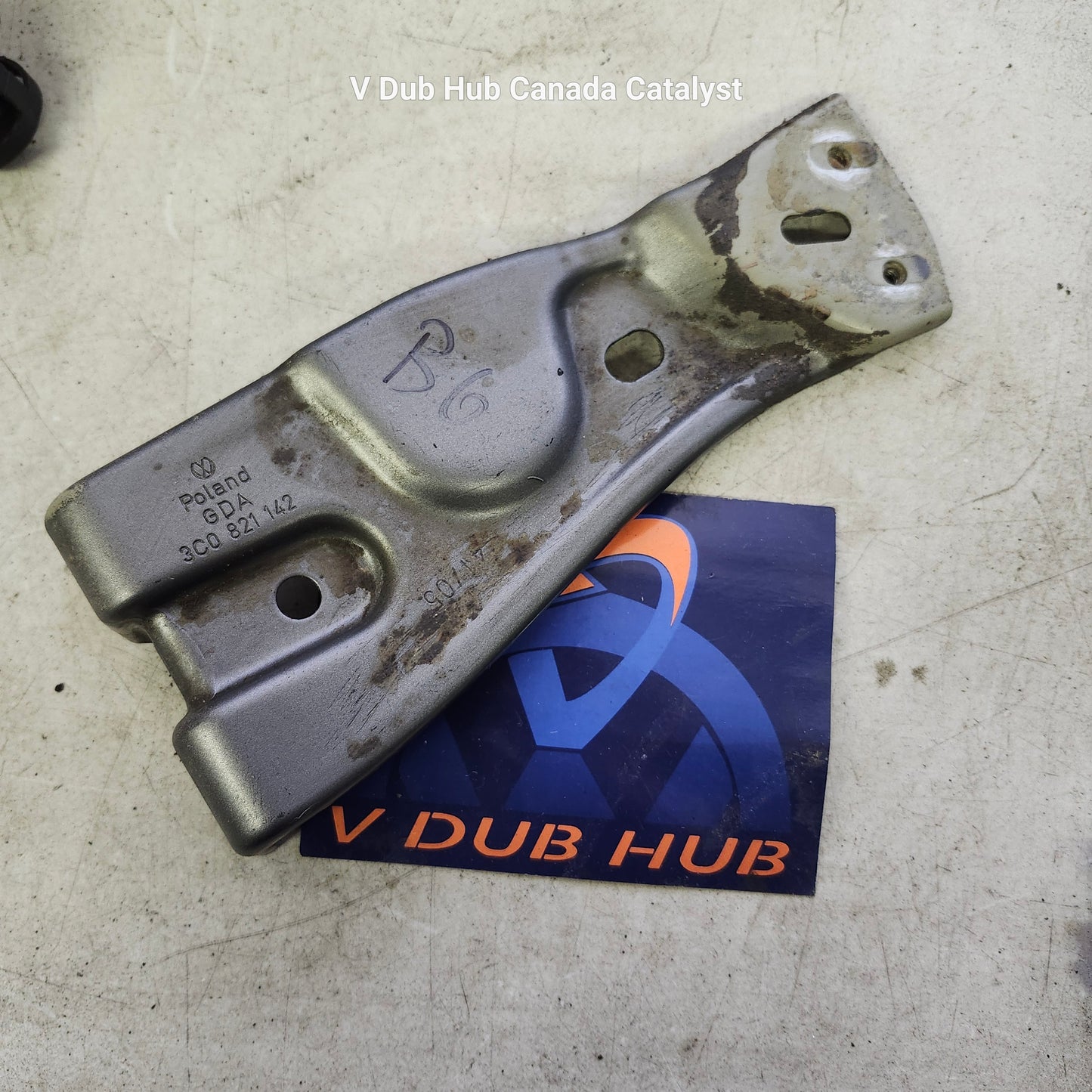 B6 FENDER BRACKET 3C0821142