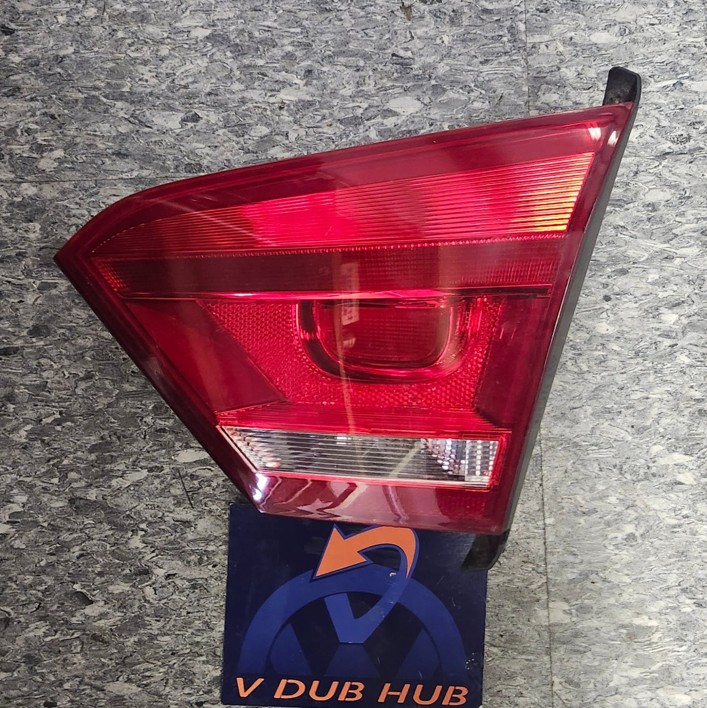 B7 Passenger Inner TAIL LIGHT 561945094