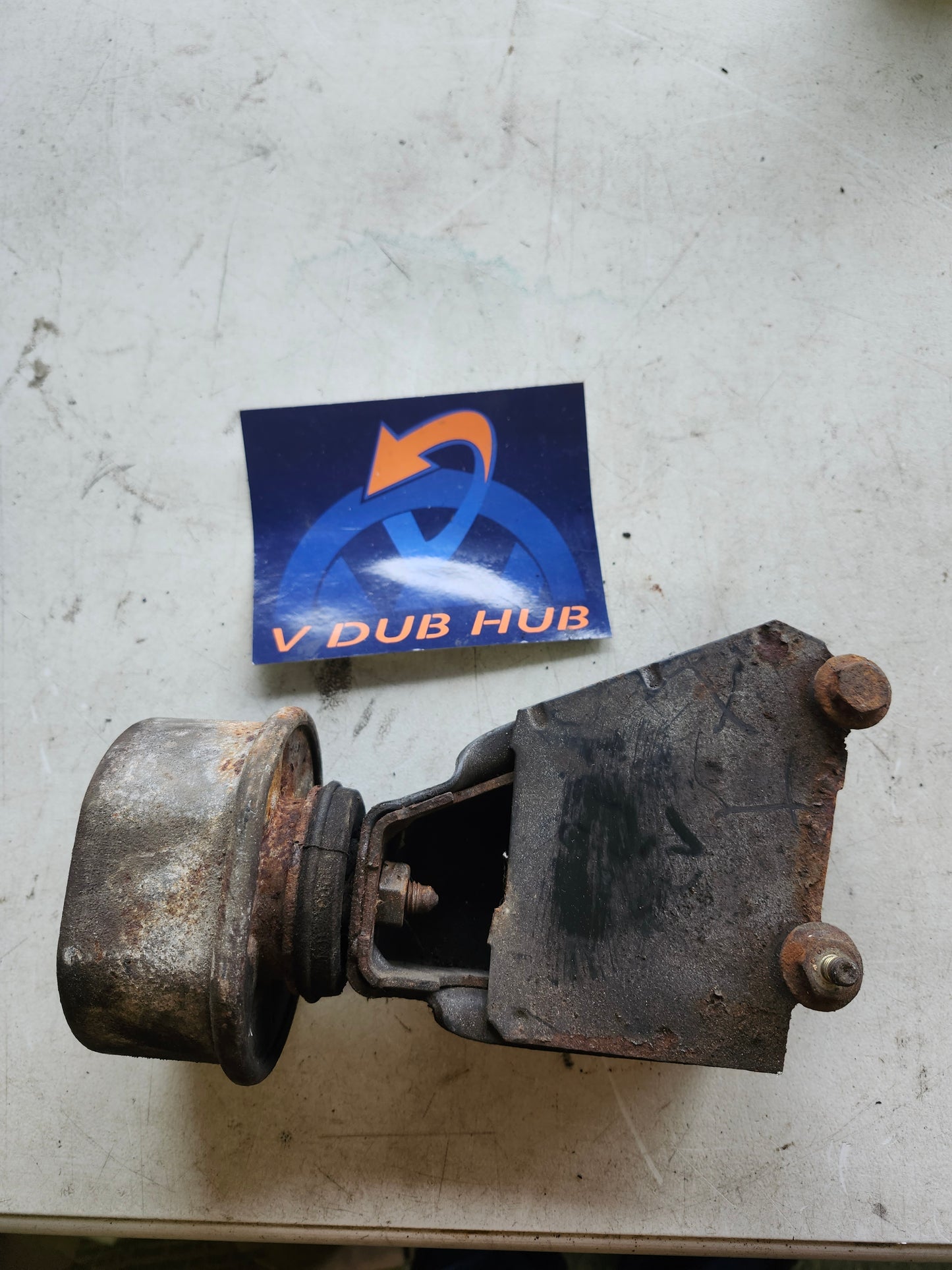 T4 transmission support mount