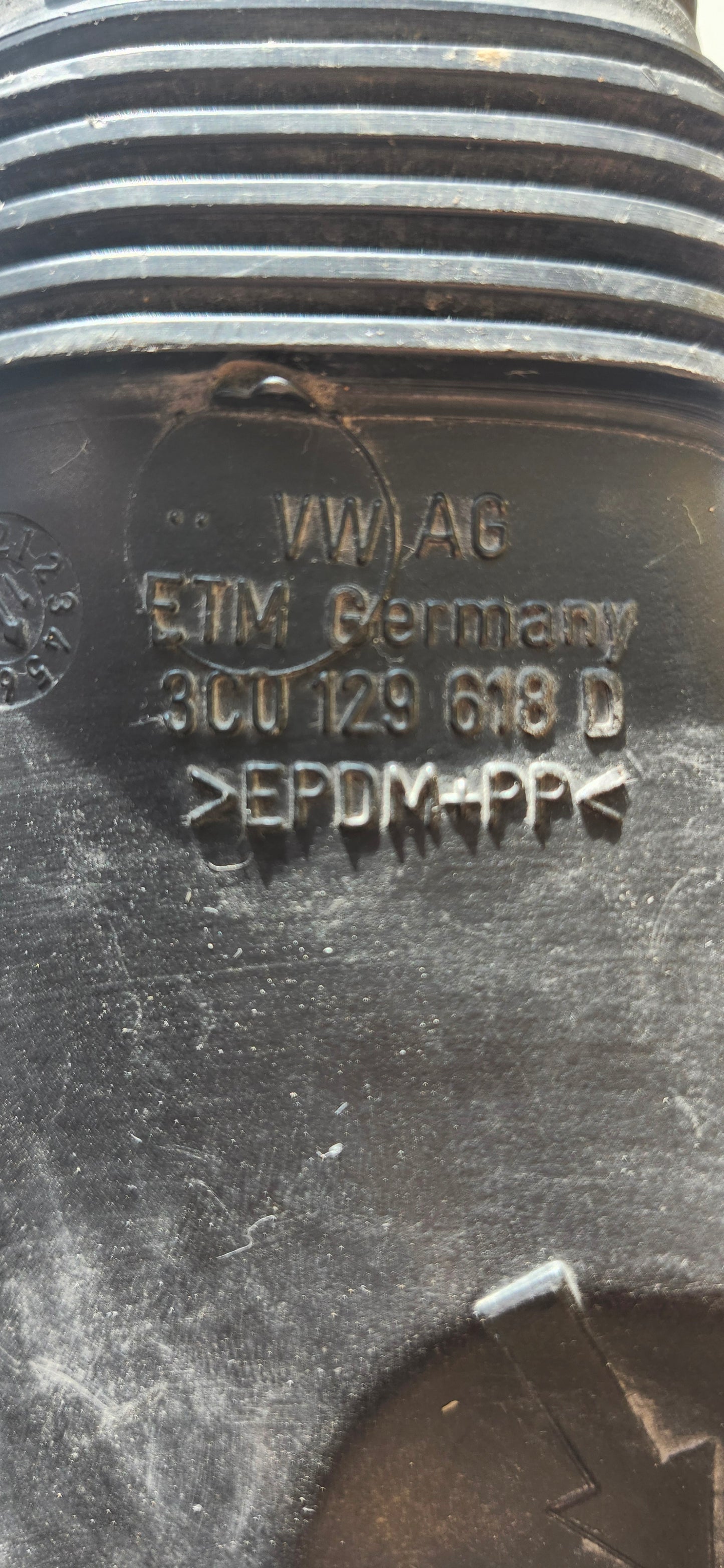 B7 air duct 3C0129618D