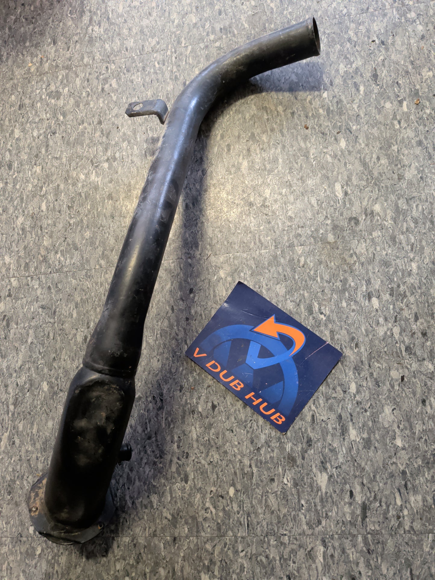 Cabriolet fuel tank filler neck