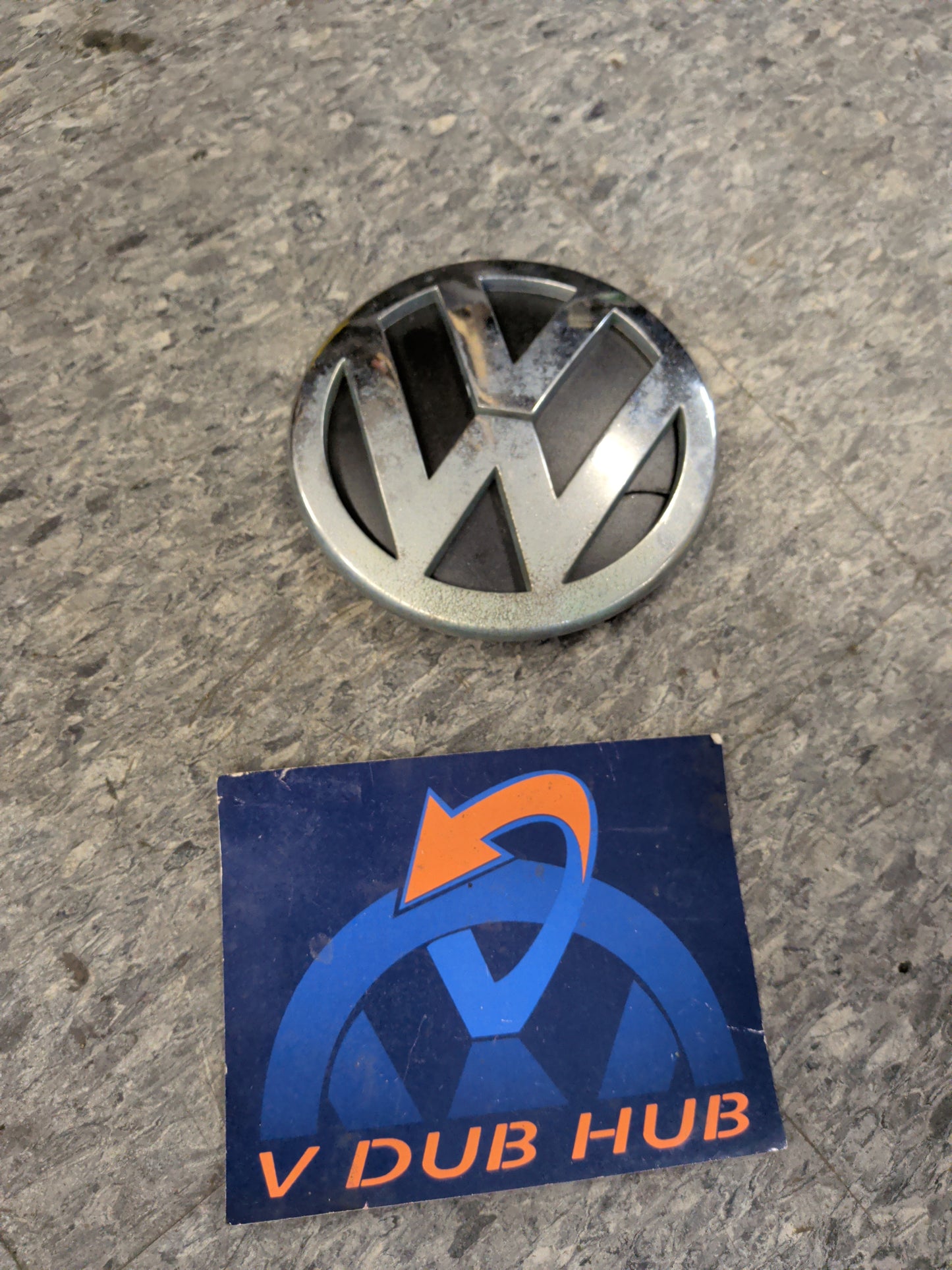 Golf city front emblem 1JE853601
