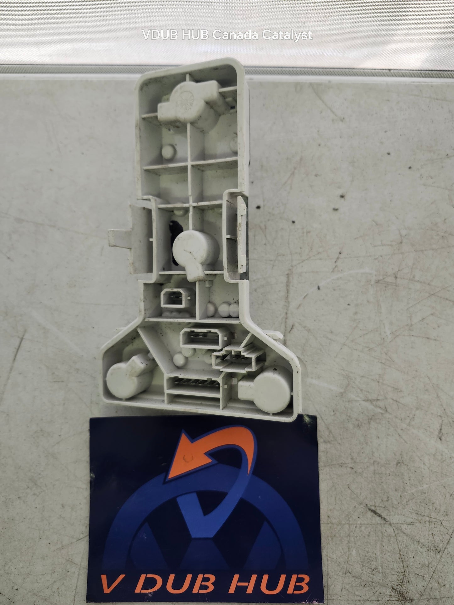 B5 TAIL LIGHT BULB TRAY 3B5945257