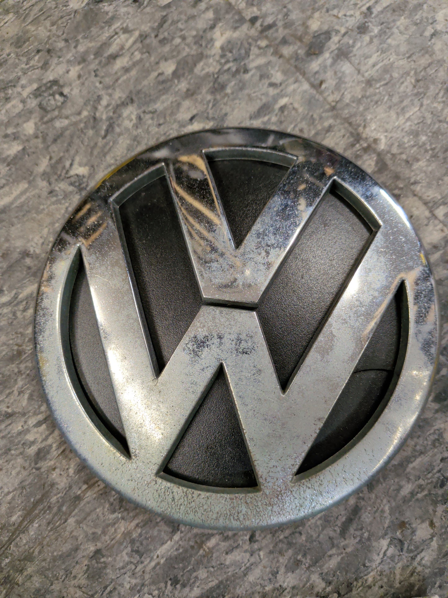 Golf city front emblem 1JE853601