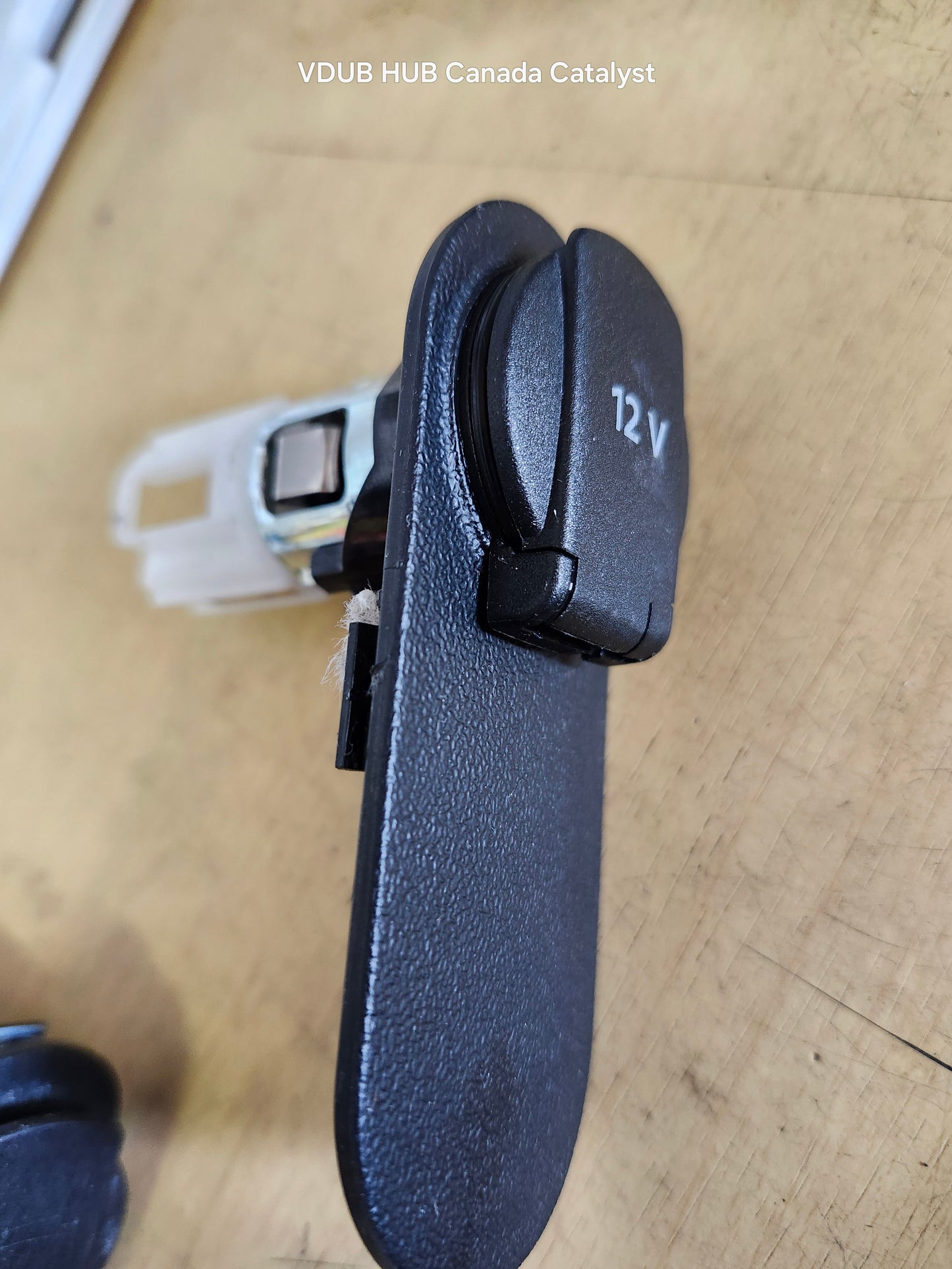 06-10 New Beetle 12V POWER OUTLET 1J0919309 and TRIM 1C0864375