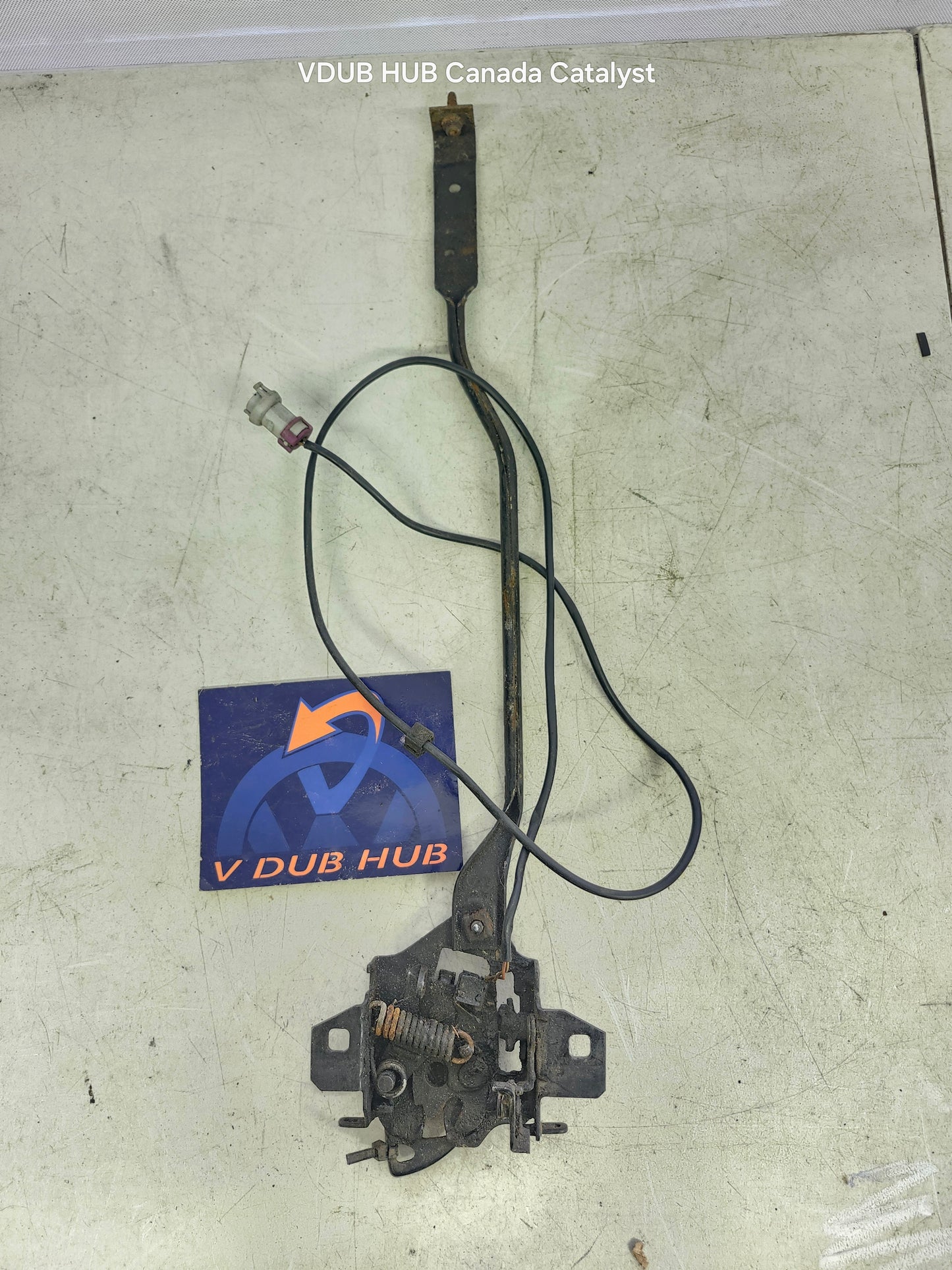 B5 B5.5 HOOD LATCH MECHANISM with plug
