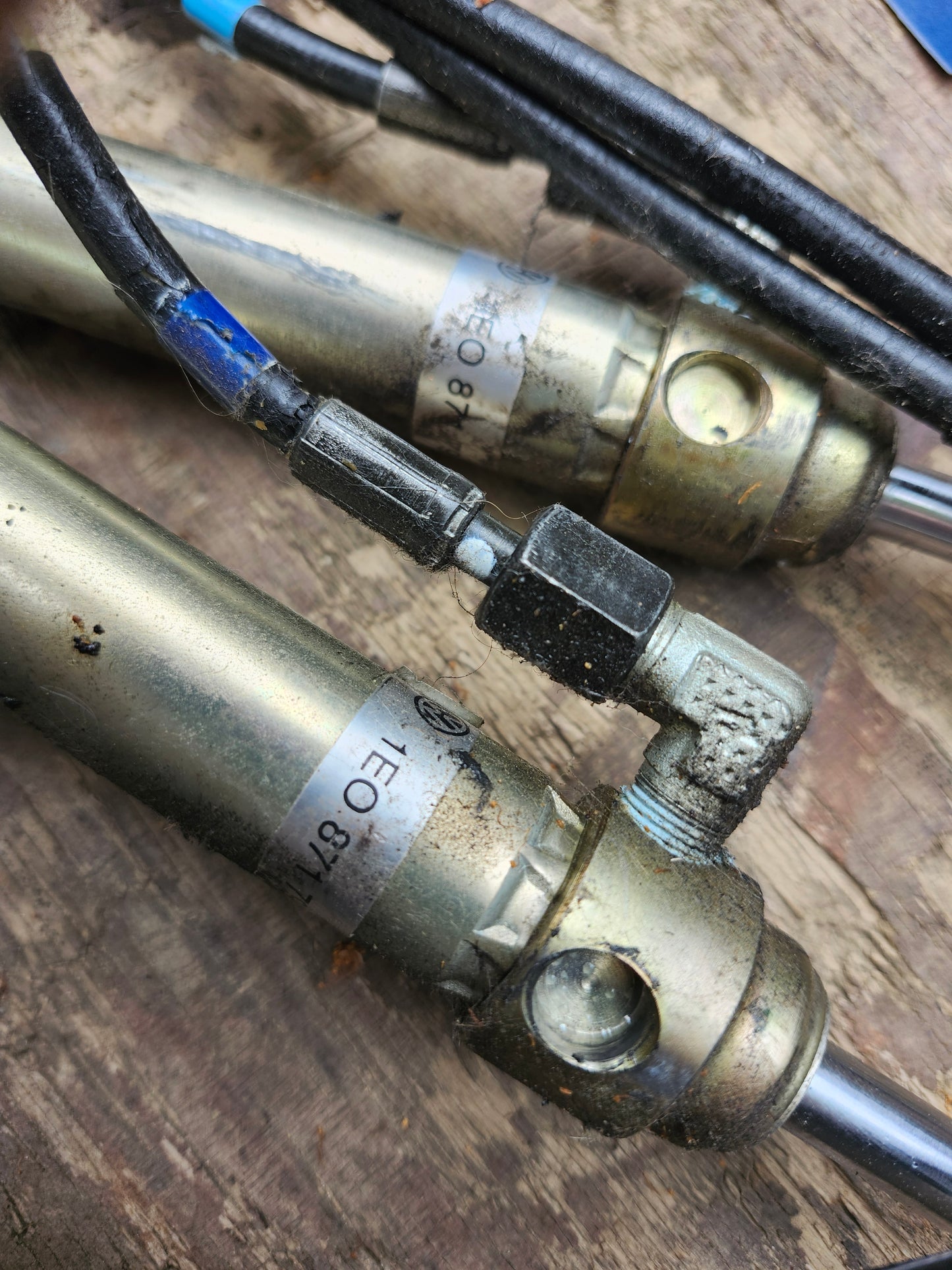 Cabrio lift cylinders and lines