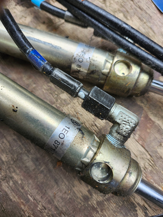 Cabrio lift cylinders and lines