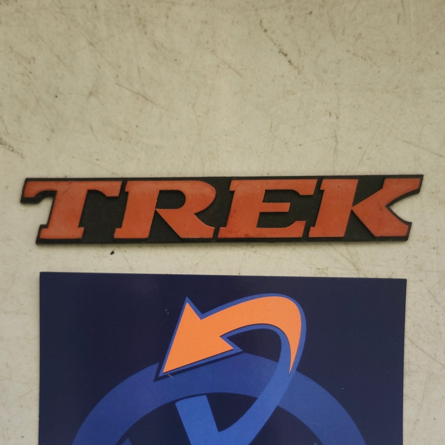 Emblem - TREK 1HM853675 BE