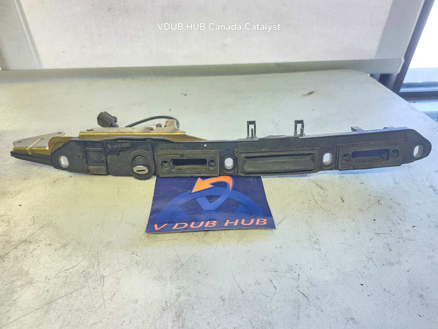 B5.5 Trunk Button/LOCK AND HANDLE 3B5827297