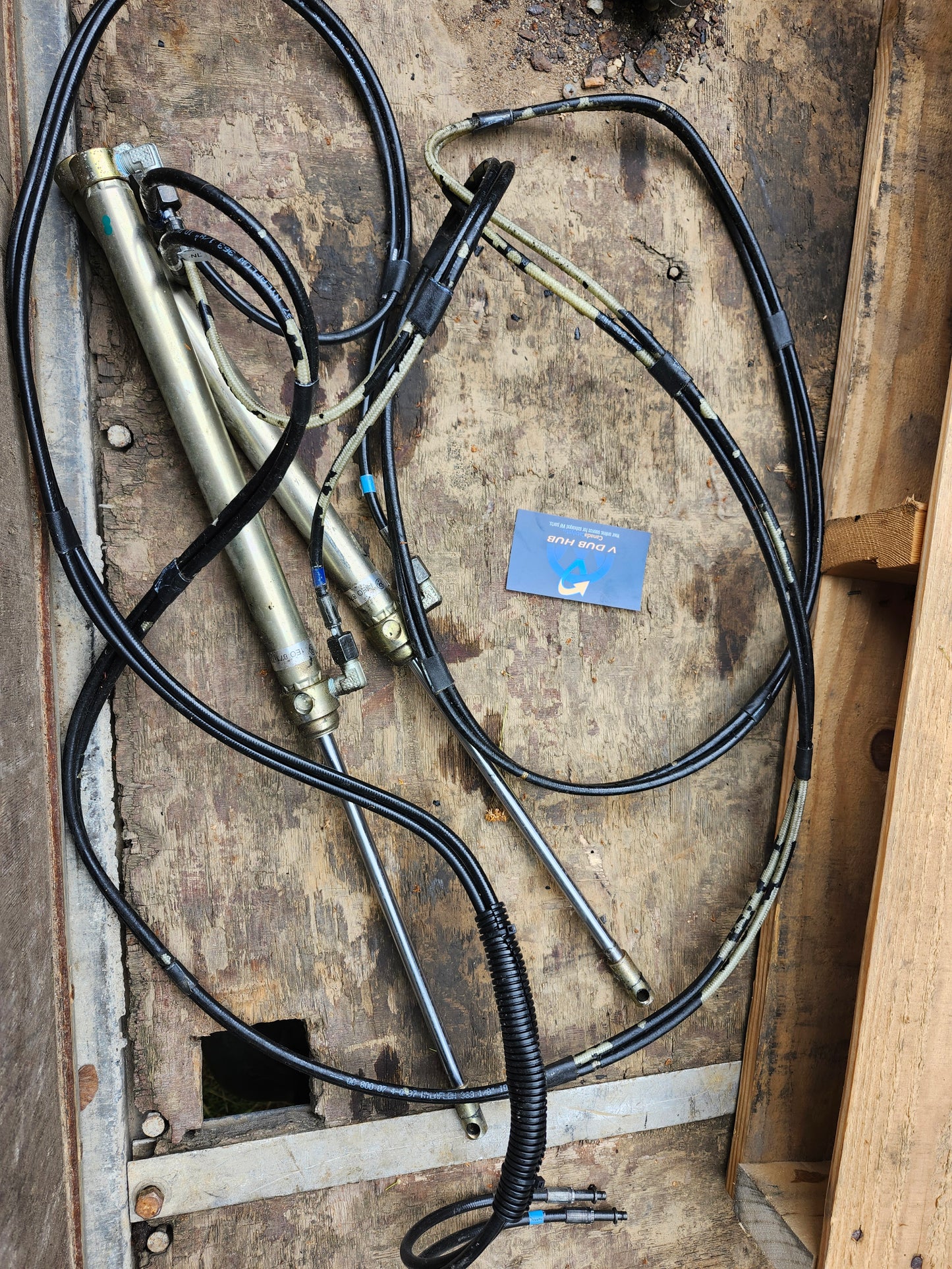 Cabrio lift cylinders and lines