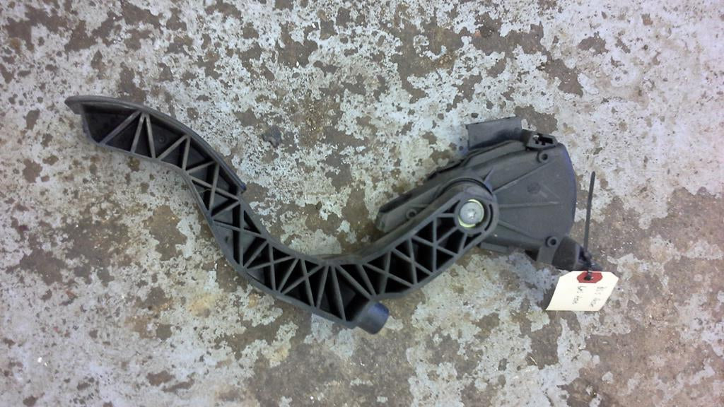 B5.5 Accelerator Throttle PEDAL 8D1721523N